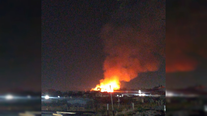 Cortocircuito provocó el incendio de varias viviendas en Morelia, Michoacán