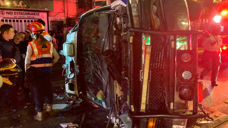 Choque entre ambulancia y dos autos deja un muerto y 4 heridos, en la CDMX 