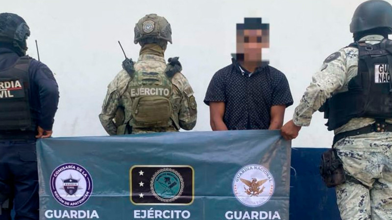 En Parácuaro, Michoacán detienen a un sujeto con fusil y chaleco antibalas 