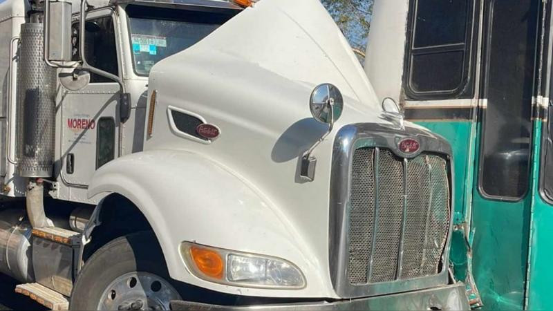 Choca pipa con camión de pasajeros en la Morelia-Pátzcuaro 