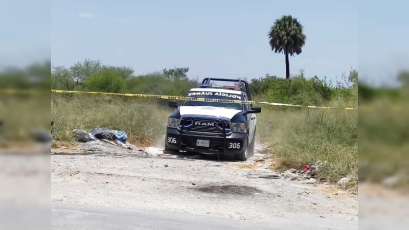 Hallan tres cuerpos con un mensaje, dentro de auto en la carretera Apatzingán - Parácuaro, Michoacán 
