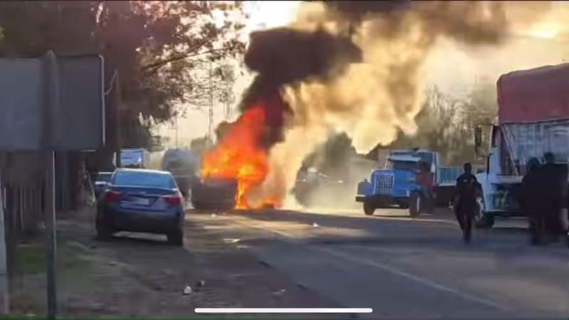 Tabiqueros y transportistas vuelcan y queman patrulla en el libramiento Zamora – Jacona, Michoacán 