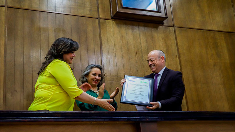 Entregan a la Facultad de Ciencias Naturales de la UAQ la constancia de acreditación de la Licenciatura en Nutrición  