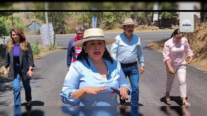 Da a conocer Alma Mireya González avances del mantenimiento de vialidades principales de Atzimbo 
