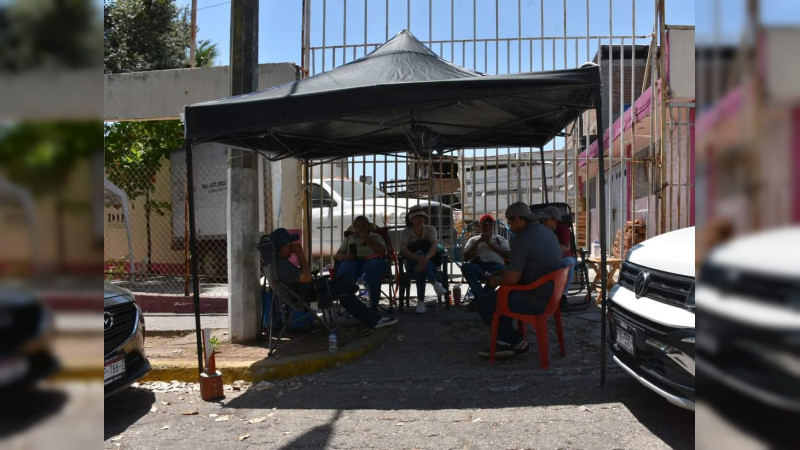 Sindicalizados del Ayuntamiento de Lázaro Cárdenas en riesgo de perder su fuente de empleo por no acatar huelga a puertas abiertas  