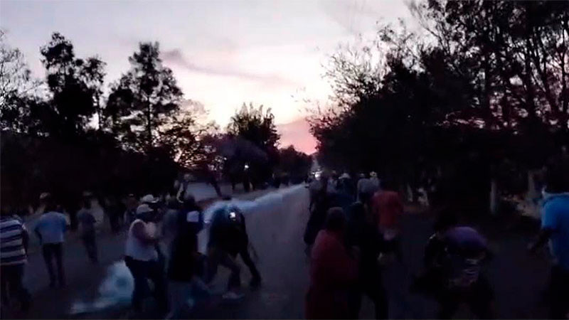 En intento de mediar conflicto entre tabiqueros y GC, reciben con gas lacrimógeno a presidente municipal de Jacona 