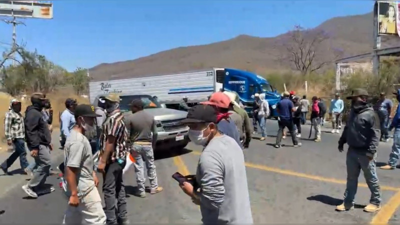 Bloquean la carretera Tangancícuaro – Zamora: Exigen liberación de 6 detenidos por quemar patrulla de la GC Michoacán, en Jacona 