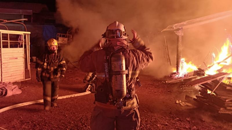 Se incendia taller, maderería y vivienda en Pátzcuaro, Michoacán 