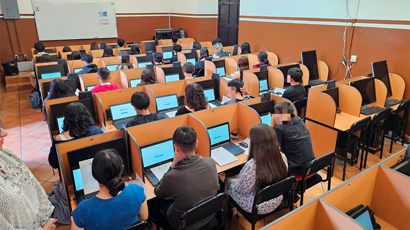 Estudiantes del Colegio Primitivo y Nacional de San Nicolás de Hidalgo participan en la prueba PISA 