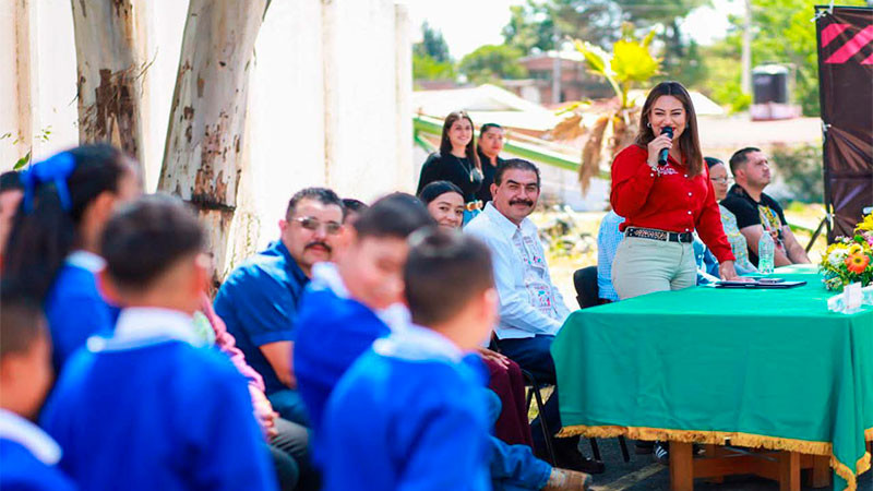 Monica Valdez impulsa la educación en Zacapu y da inicio a la reconciliación de cancha de usos múltiples 