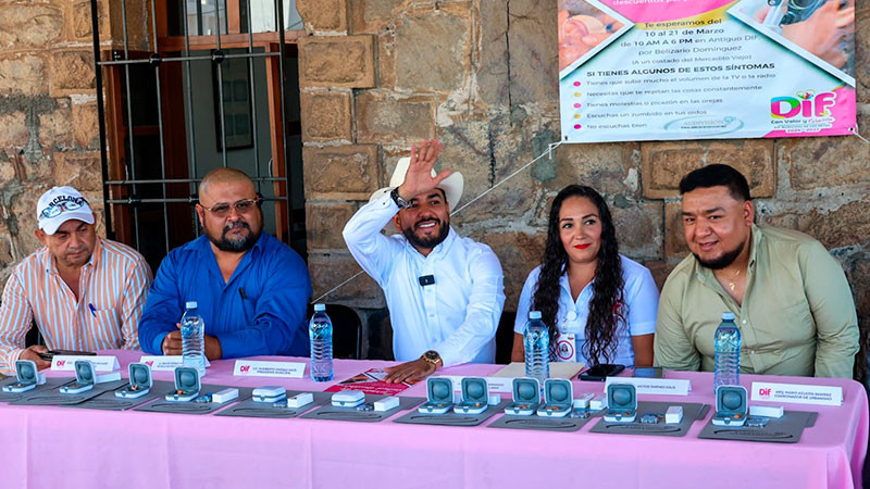 Humberto Jiménez entrega aparatos auditivos en Los Reyes 