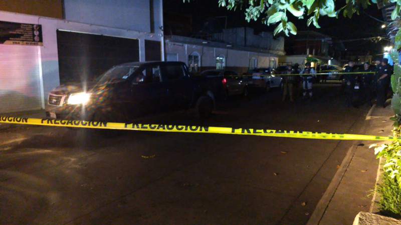 Balacera y persecución en Uruapan, Michoacán: Abandonan camioneta baleada en Los Laureles y huyen de la Policía 