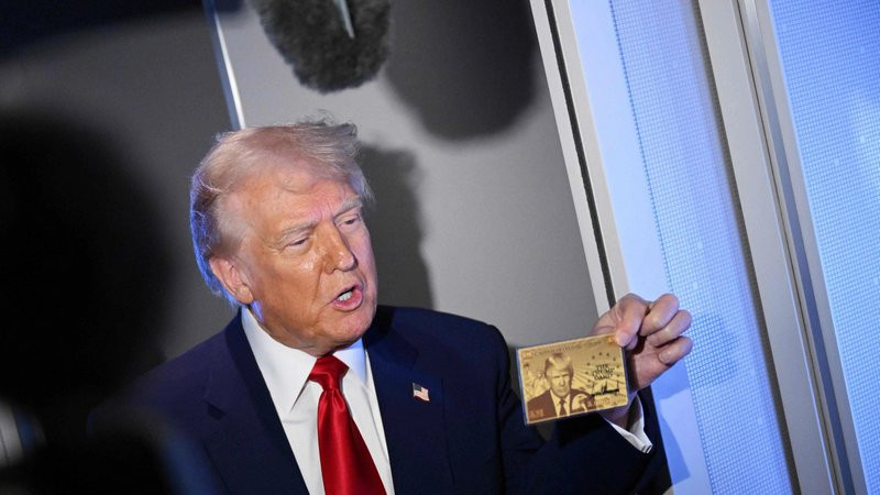 Migrantes que quieran permisos de residencia en EU deberán comprar "tarjeta Trump"; cuesta 5 millones de dólares 