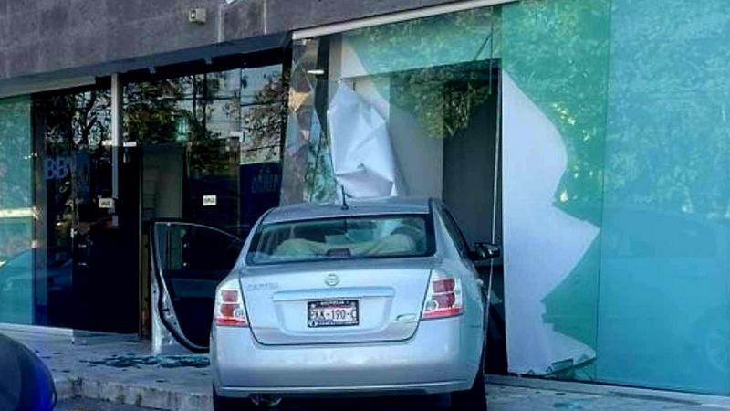 En Morelia, Michoacán, se estrella con su auto contra un BBVA  