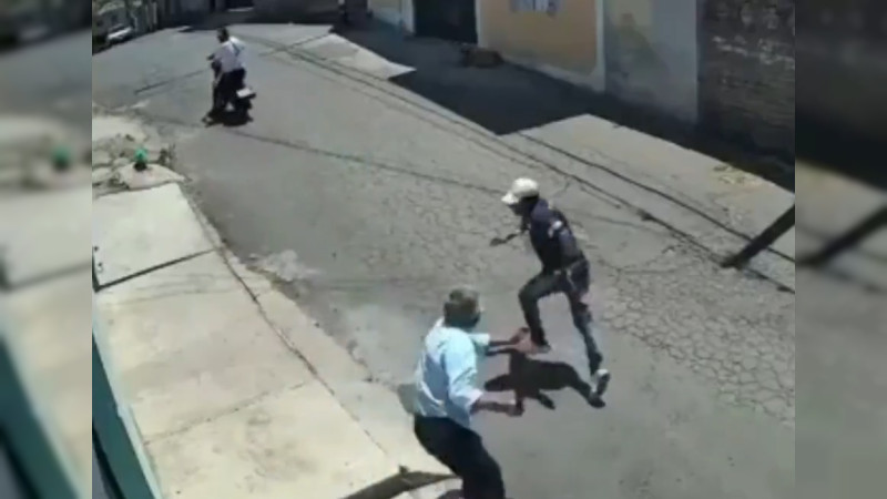 Con machete, confronta adulto mayor a asaltante armado en Ciudad de México 