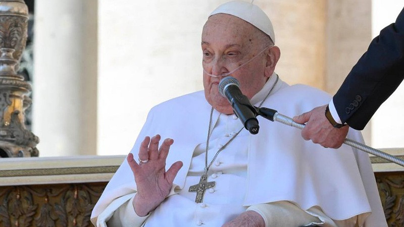 Papa Francisco reaparece ante fieles en medio de su larga convalecencia; dedica cortas palabras 