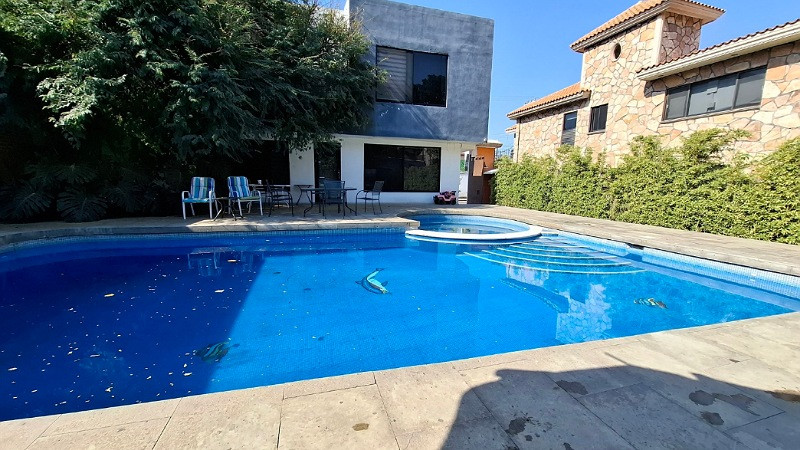 Niña de 3 años pierde la vida ahogada al caer a una piscina en León; se encontraba con sus papás en una fiesta 