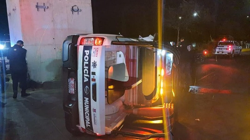 Vuelca patrulla de la Policía Municipal en Uruapan, Michoacán 