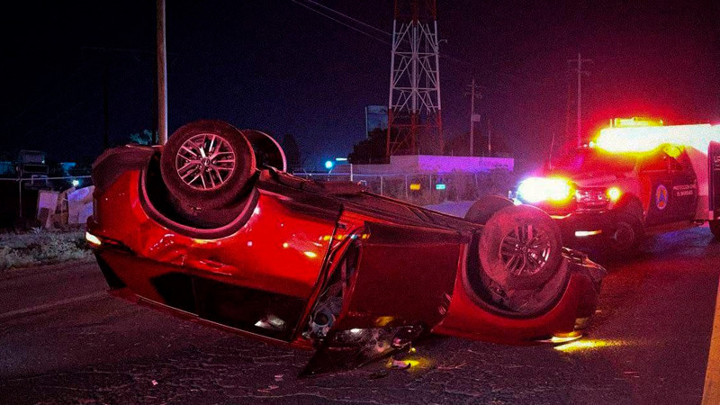 Aparatosa volcadura de un auto en la 57; a la altura de El Marqués, Querétaro 