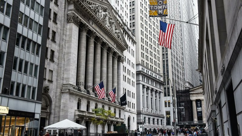 Wall Street abre jornada con fuertes caídas de alrededor del 4% 