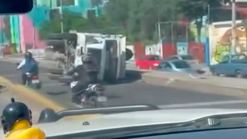 Vuelca camión en Morelia, Michoacán 