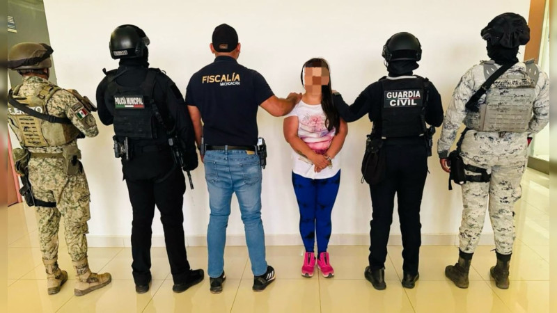 En operativo militar, de Policía y Fiscalía atrapan a “La Sandy”, identificada como lideresa del crimen en Zamora, Michoacán: Buscada por homicidios y venta de sustancias 