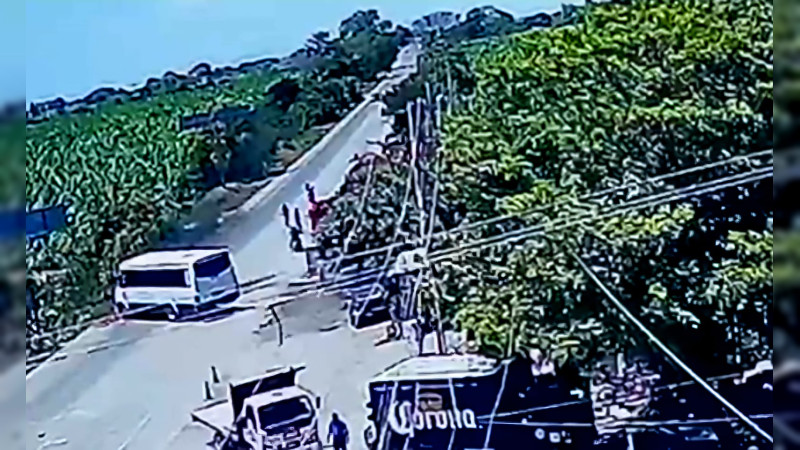 Intentan quemar camión de pasajeros en la Carretera Federal 200, en límites de Michoacán con Colima 