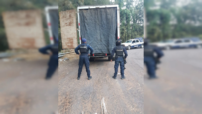 Recuperan camión robado en Pátzcuaro, Michoacán: Lo abandonaron tras vaciar su carga 