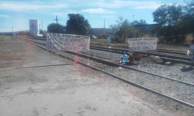 Normalistas, bloquean vías del tren, toman casetas y retienen autobuses en Michoacán - Foto 0 
