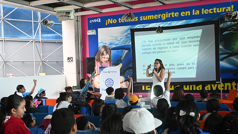 Presentan en CECEQ cuento infantil que despierta el interés científico en las infancias 