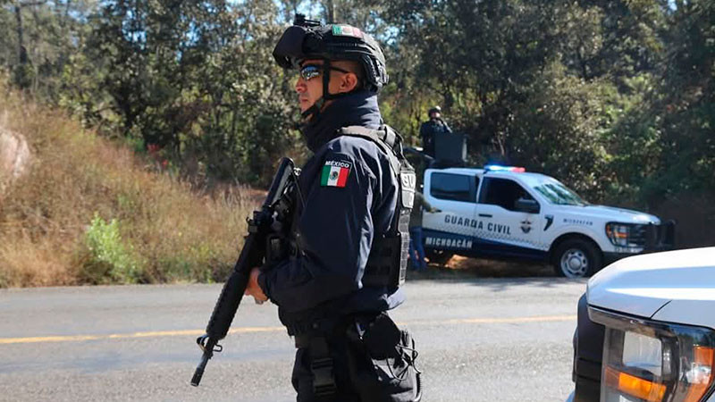 Asaltantes de autos se enfrentan a policías en Ziracuaretiro, Michoacán 