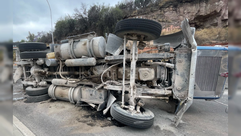 Vuelca camión de volteo en la carretera a Querétaro-Tequisquiapan 