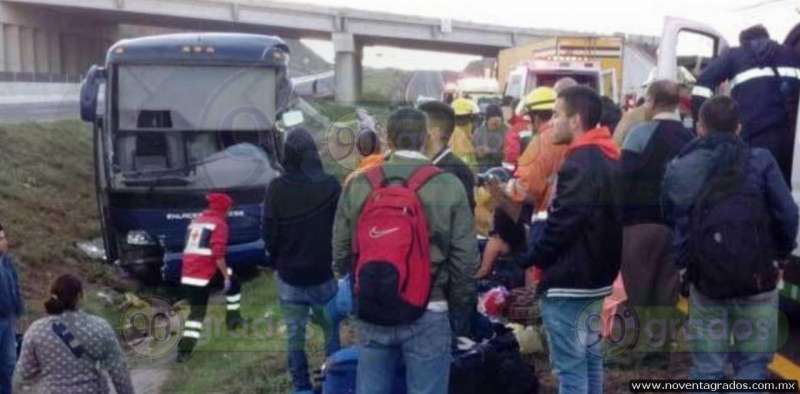 Vuelca autobús en autopista de Occidente; hay 25 heridos 