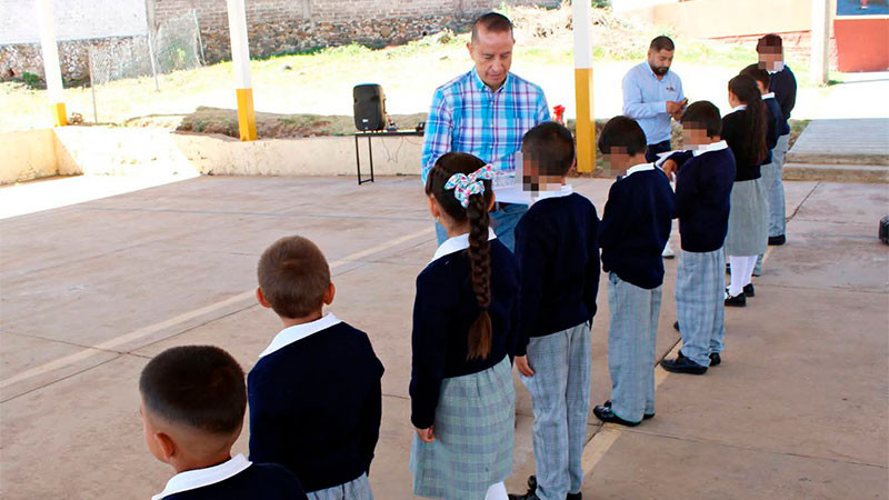Entrega Julio César Conejo Alejos equipo deportivo y atiende solicitudes en la Primaria “Lázaro Cárdenas” 