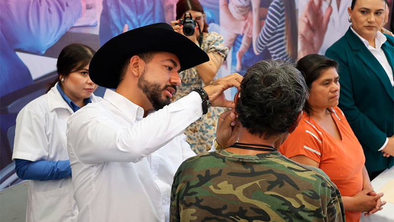 Ayuntamiento de Los Reyes entrega aparatos auditivos, optométricos y funcionales a personas vulnerables 