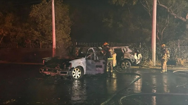 Conductora choca contra camioneta y provoca incendio en Monterrey, Nuevo León 