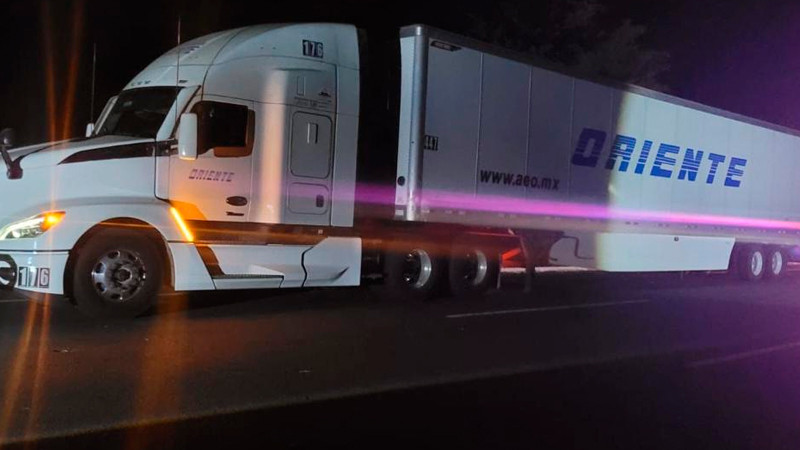 Recuperan 2 tractocamiones robados en Salvador Escalante y Maravatío, Michoacán 