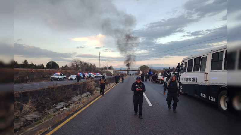 Chocan normalistas y antimotines en la carretera Morelia - Pátzcuaro: Queman un vehículo  