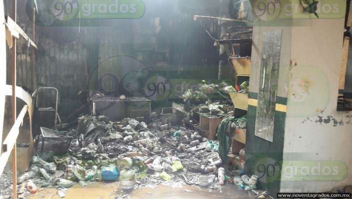 Incendio arrasa con cuatro negocios en Purépero, Michoacán - Foto 0 