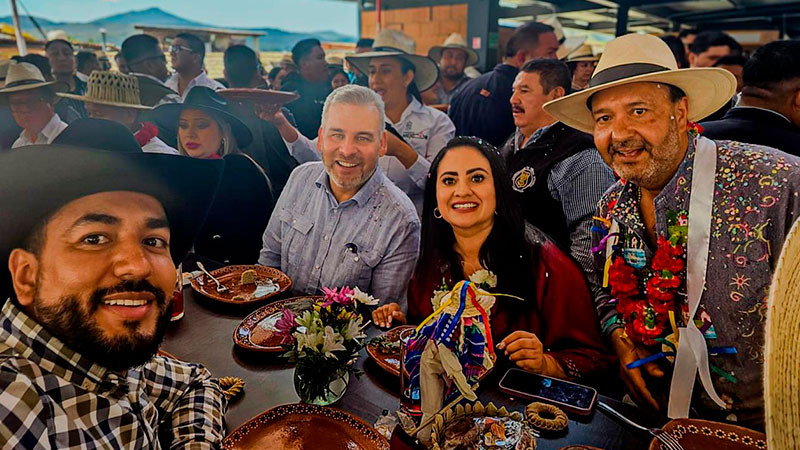 Humberto Jiménez felicita a Julio Arreola por inauguración del Mercado de Pátzcuaro  