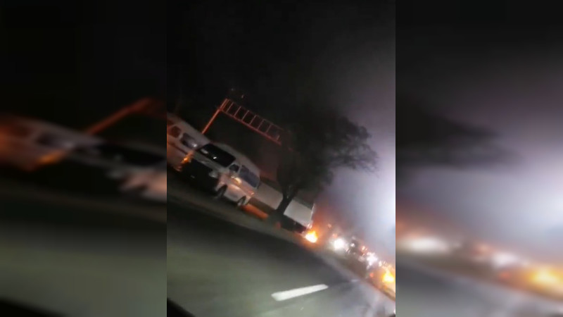 Con quemas bloquean la carretera Morelia - Salamanca, en Michoacán: Exigen aparición de transportista y su unidad 
