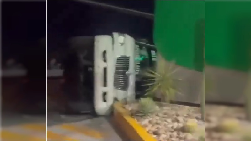 Vuelca autobús tras choque en la Panamericana; 17 lesionados y caos vial en Apaseo el Alto, Guanajuato 