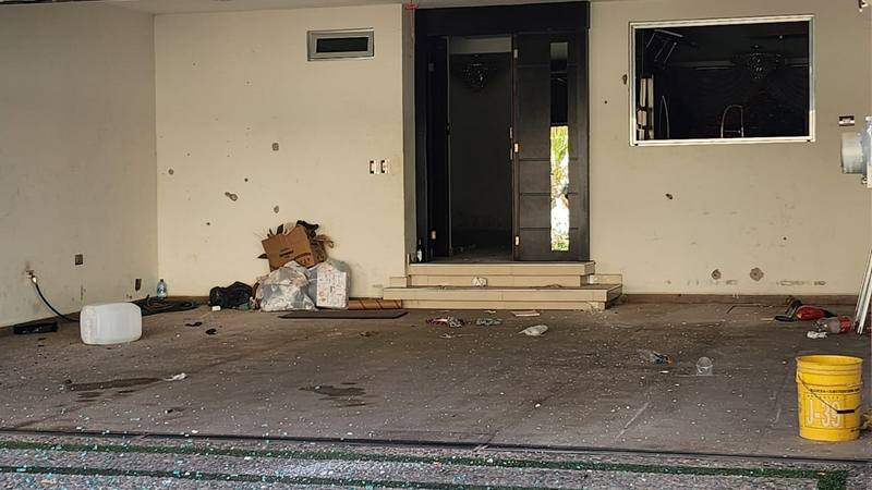 Vandalizan residencia de lujo en Culiacán, Sinaloa; a escasos metros hallan tres hombres sin vida 