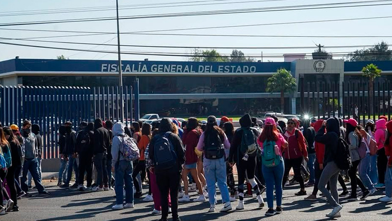 Michoacán: Normalistas protestan por detención de sus compañeros 