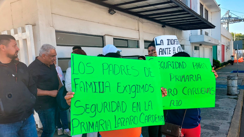 Se manifiestan padres de familia en Uruapan; piden mayor seguridad en la Primaria Lázaro Cárdenas del Río 