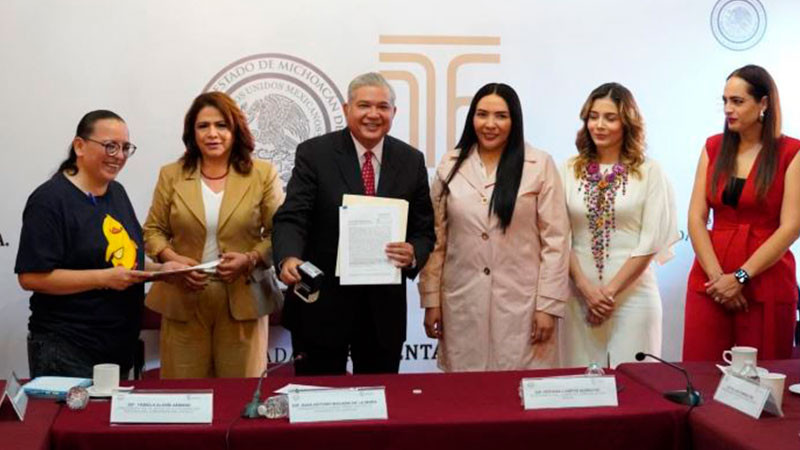Recibe Congreso de Michoacán propuesta de iniciativa de manos de colectivo de periodistas 