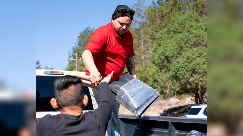 Entrega Mauricio Cárdenas víveres recolectados a personas afectadas por incendio en la Sierra Gorda  
