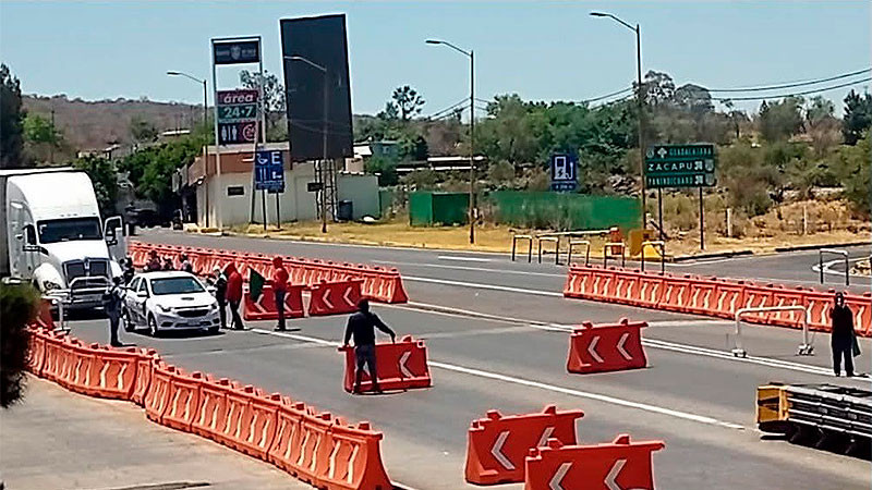 Toman integrantes del FNLS caseta de Panindícuaro, Michoacán 