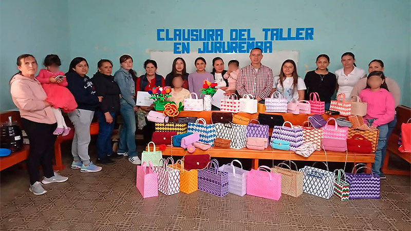 Concluye con éxito el Segundo Curso de Manualidades en Jururemba: Julio César Conejo 