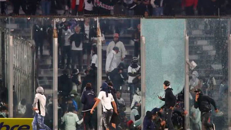 Fallecen dos personas en estampida durante juego de Copa de Libertadores en Chile 